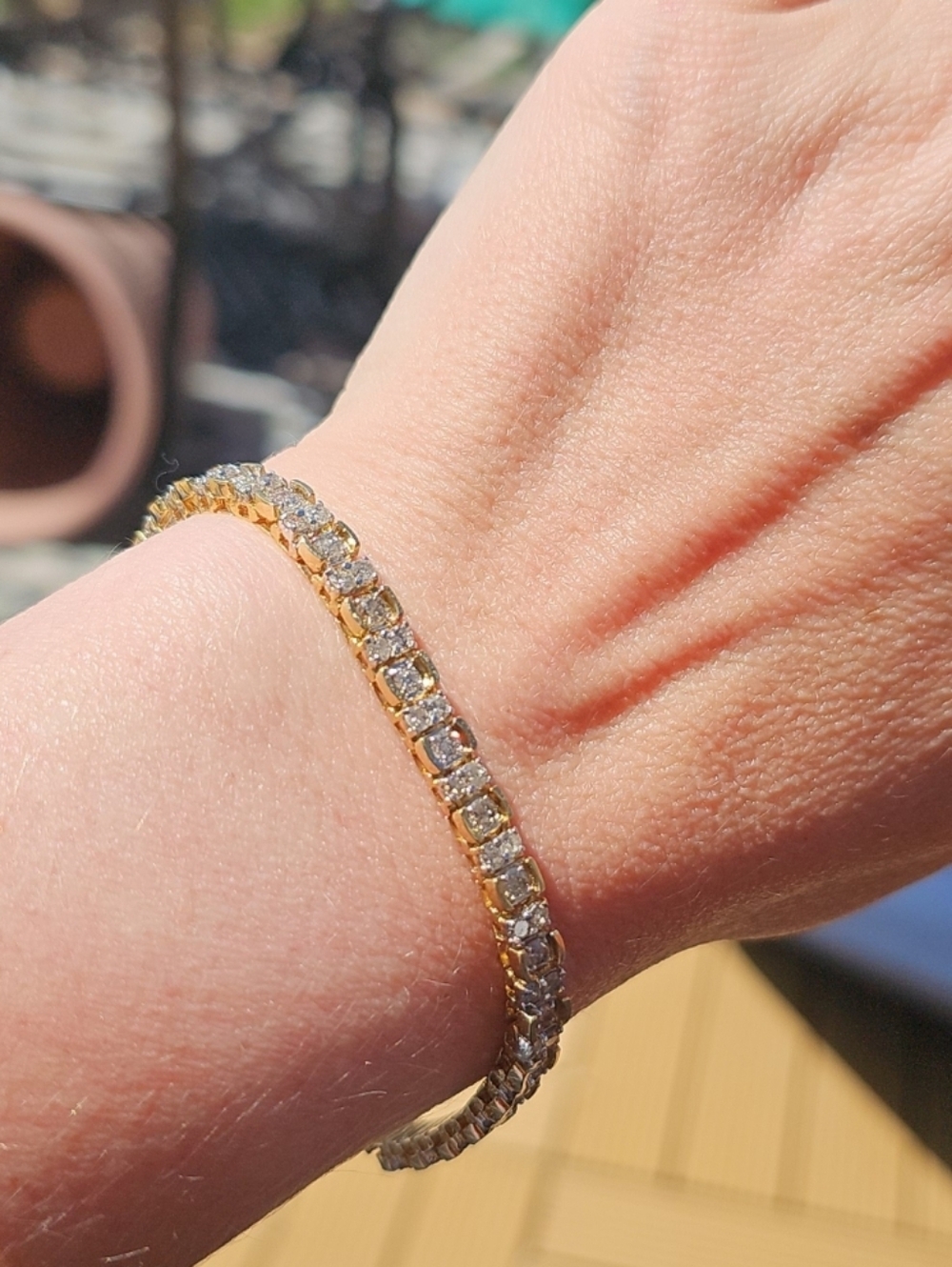 10K yellow gold and diamond bracelet measuring 7.5" long with a series of (30) y